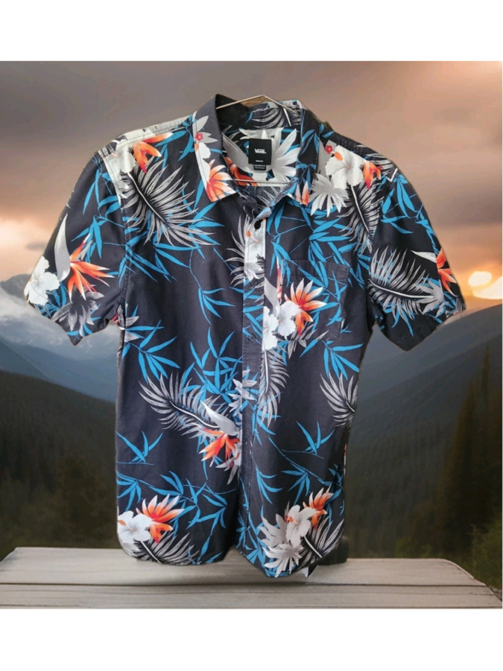 VANS Mens Tailored Fit Hawaiian Shirt MED Short Sleeves Button Up Floral Pocket
